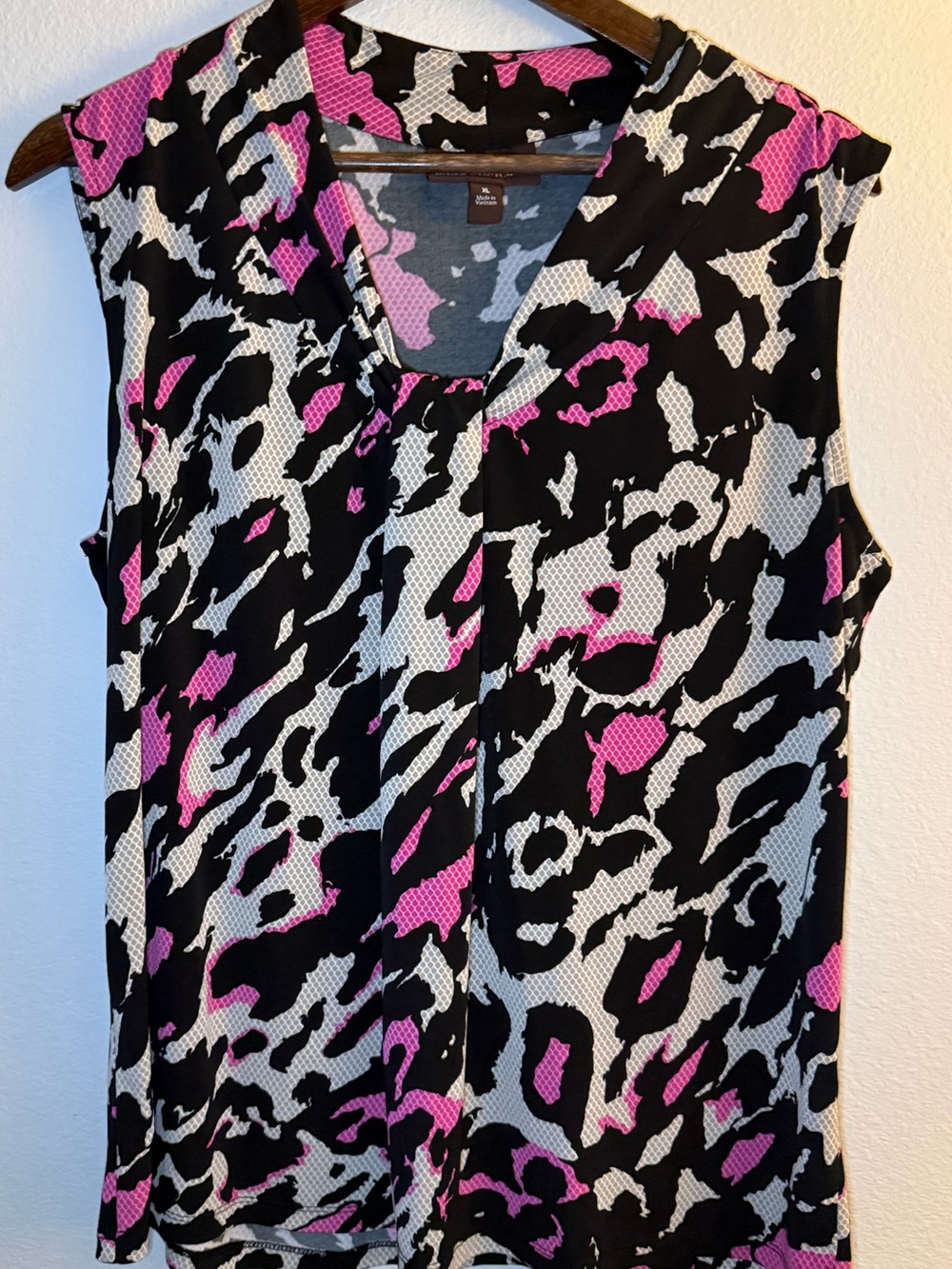 Dana Buchman Black, White & Pink Sleeveless V-Neck Camisole